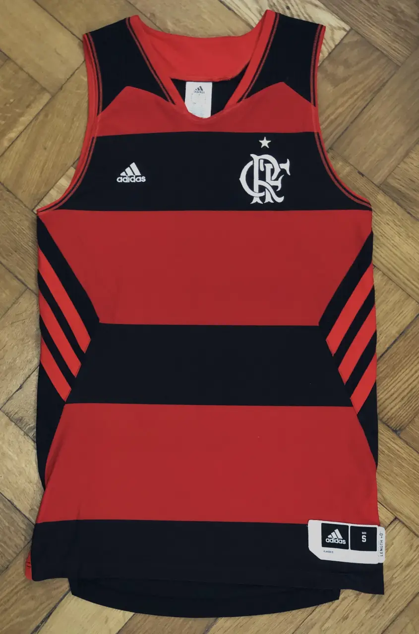 Musculosa Adidas de basquet del Flamengo. Orginial, modelo 2014. Diseño a rayas rojas y negras. Ideal para fanáticos y para usar en actividades deportivas. 