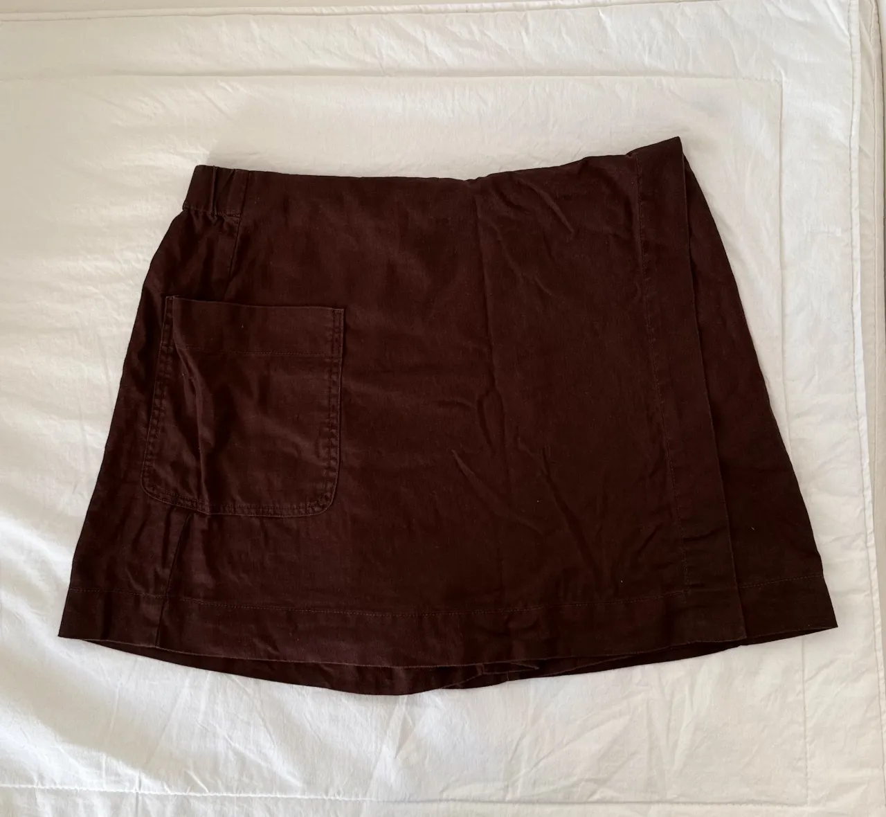 pollera short
lino color marrón oscuro, con cintura elastizada y cierre. Ideales para un look casual y fresco.