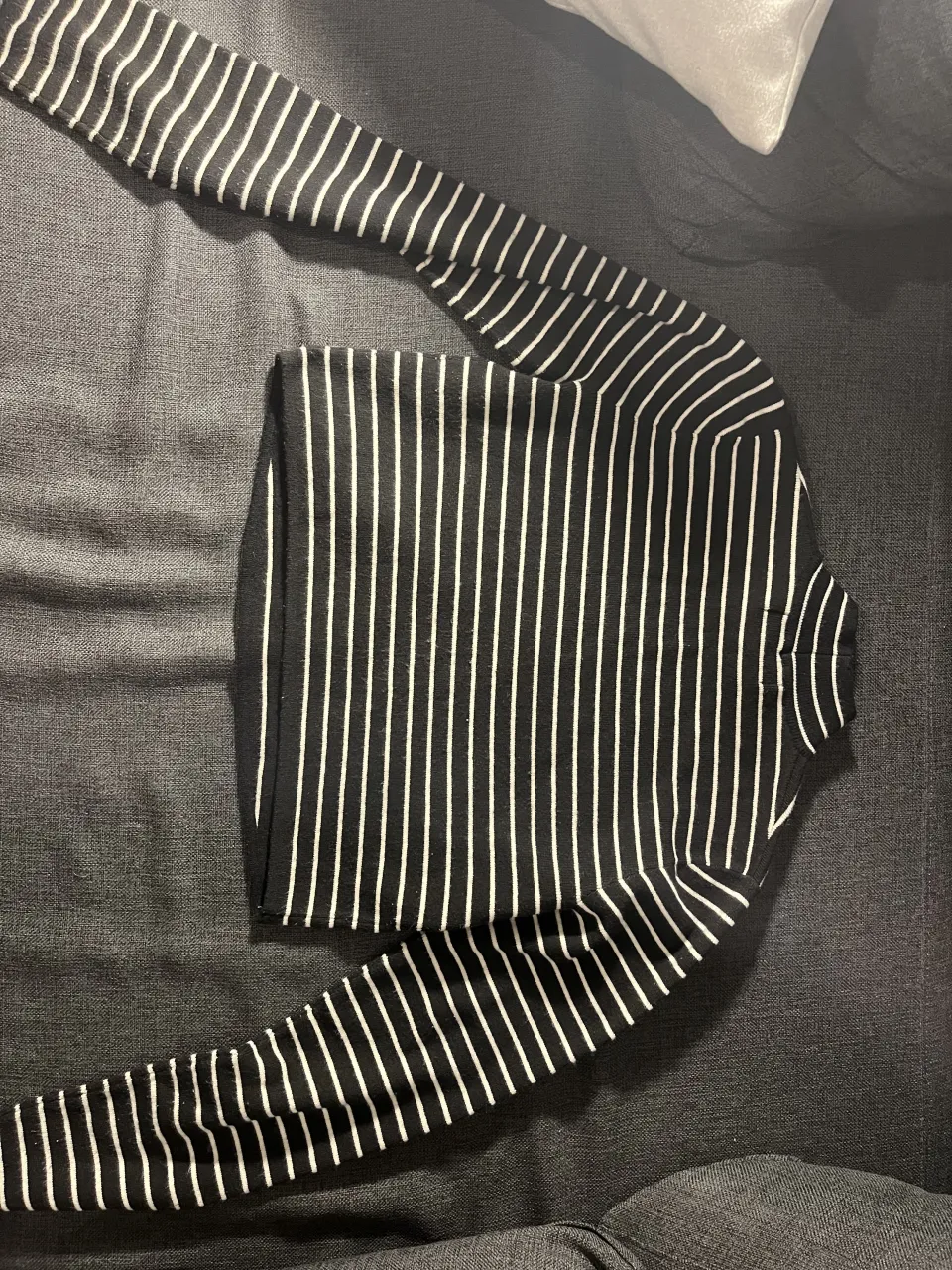 polera manga larga a rayas blancas y negras, con cuello alto. Ideal para un look casual y canchero.