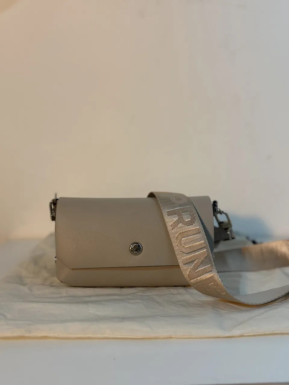 Cartera bandolera de cuero vacuno. Marca Prüne. Muy pocos usos. Conserva su bolsa de tela para guardado