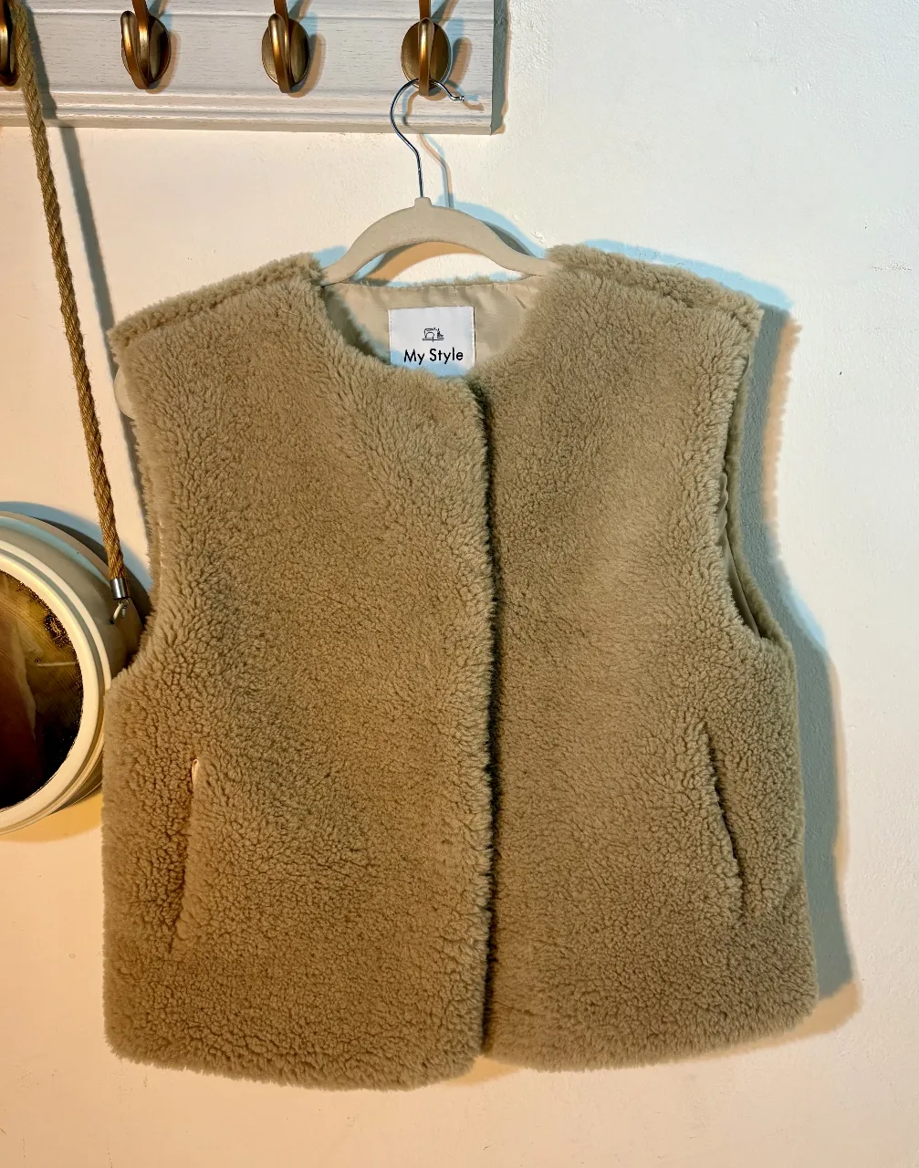 Chaleco de mujer estilo teddy, color marrón. Ideal para un look casual y abrigado. Perfecto para combinar con diferentes outfits.