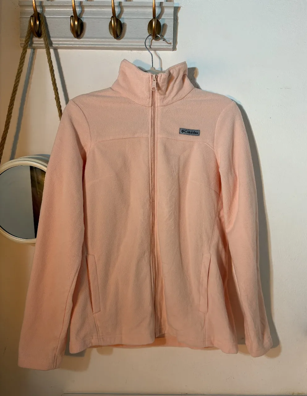 Buzo Columbia de polar, color rosa, con cierre y cuello alto. Talle M.
