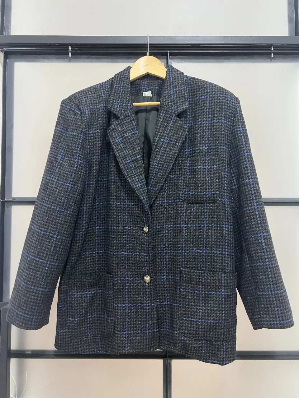 Chaqueta blazer de hombre, con diseño a cuadros en tonos grises y azul. Ideal para un look elegante y versátil.