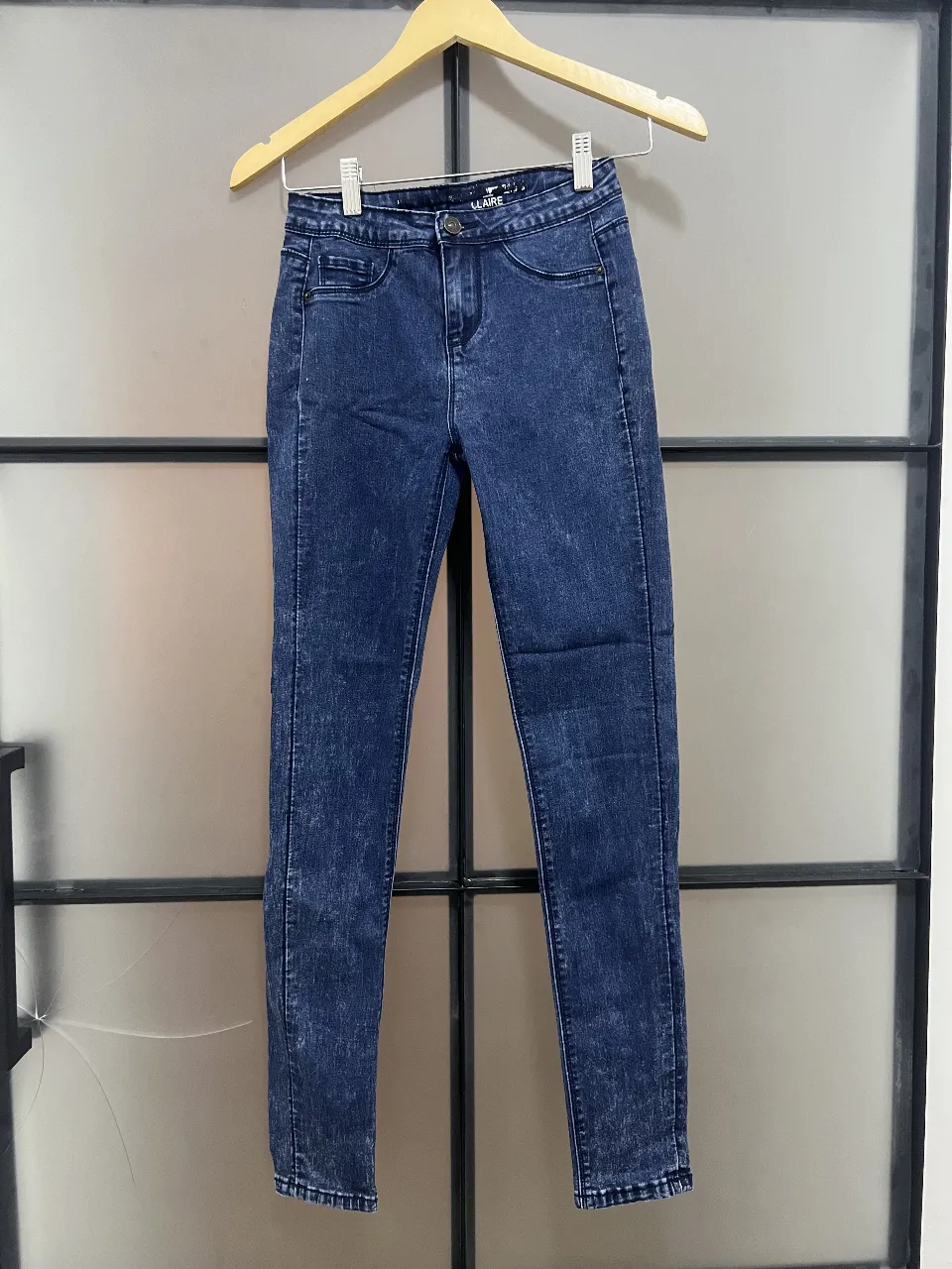 Jeans de mujer tiro alto, color azul con efecto gastado. Marca Sybilla. Calce Skinny.
