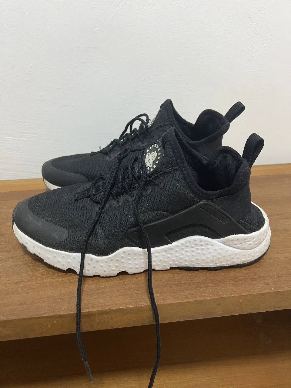 Zapatillas Nike Air Huarache negras con detalles blancos. Talle 8.5 US. Ideales para uso diario y actividades deportivas.