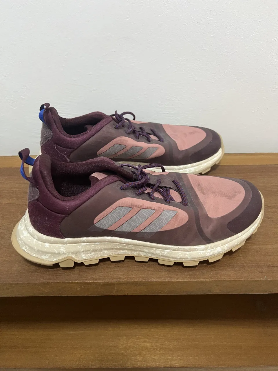 Zapatillas Adidas para hombre, color borgoña y rosa, con detalles en gris. Ideales para running y uso diario. Talle 8.5 US.