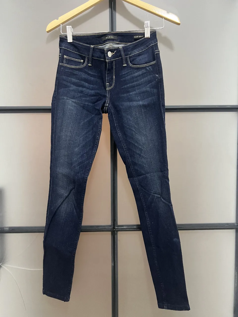 Jeans Guess Power Skinny Low, de tiro bajo y corte chupín. Un clásico de la marca, ideal para un look casual y moderno.