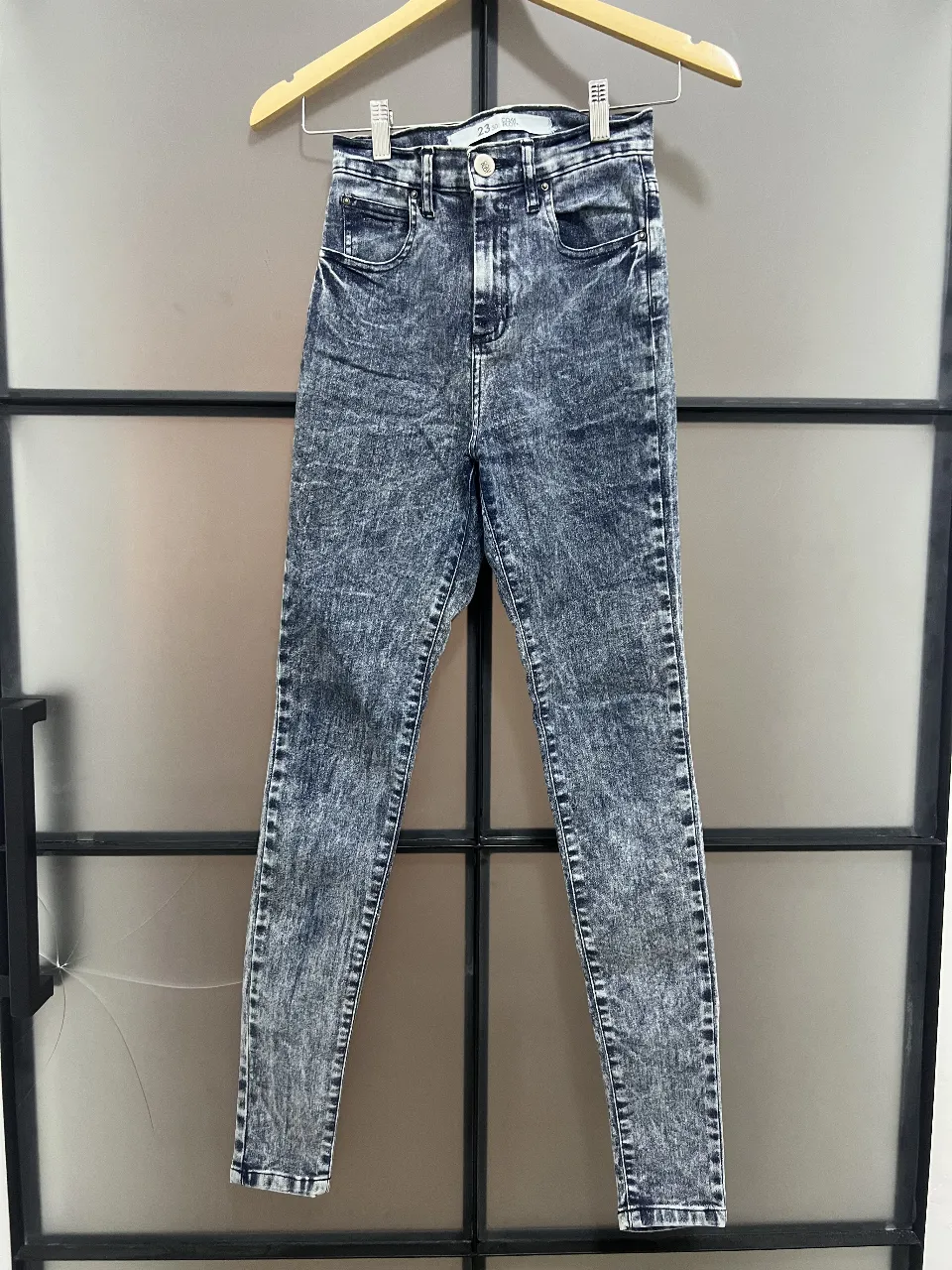 Jeans de mujer tiro alto con efecto gastado. Diseño chupín, ideal para un look casual y moderno. Marca Complot.