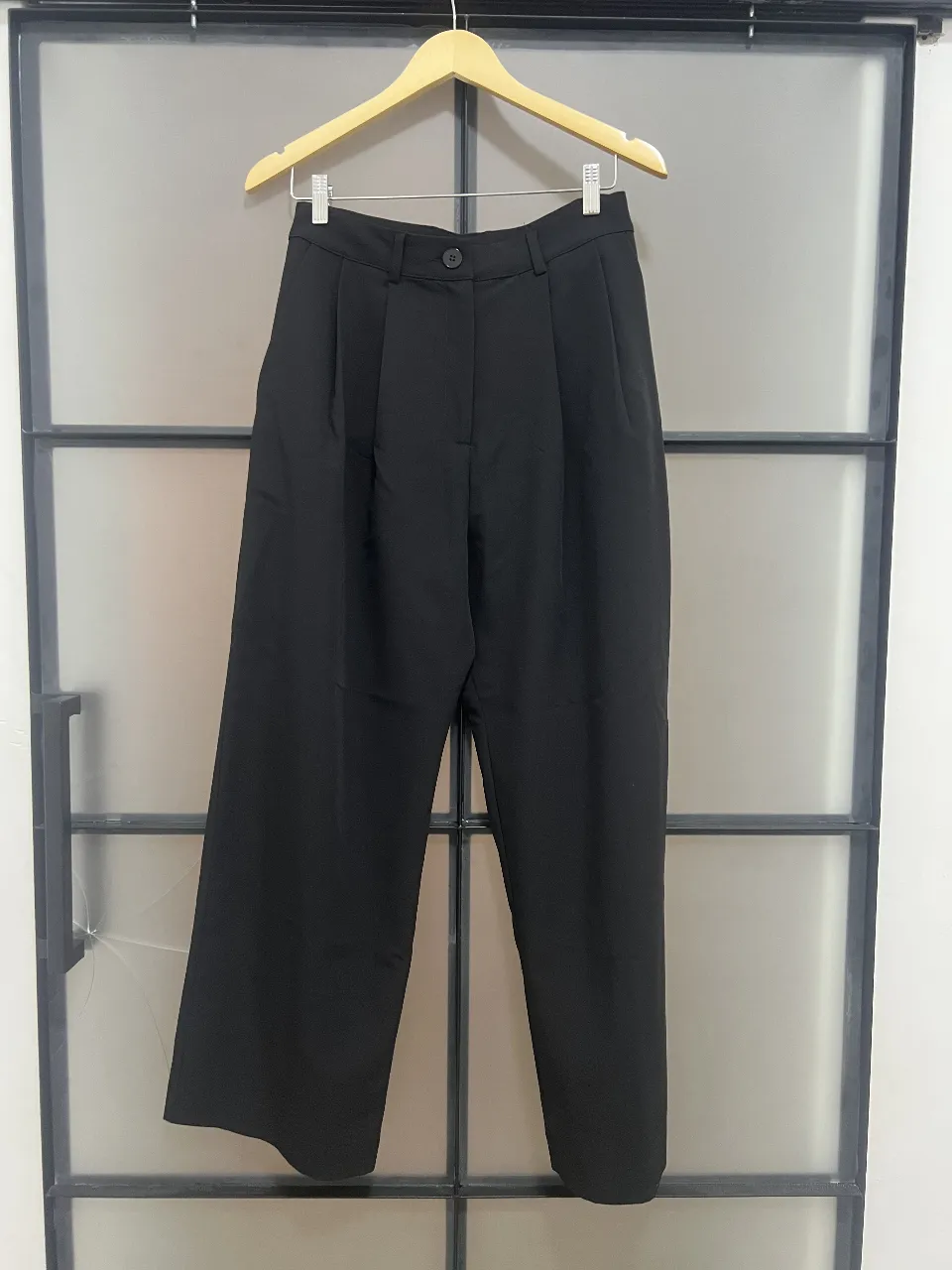 Pantalón sastrero negro de la marca Delucca, talle 34. Corte recto y elegante, ideal para un look formal o de trabajo. Confeccionado en tela de calidad, este pantalón ofrece comodidad y estilo.