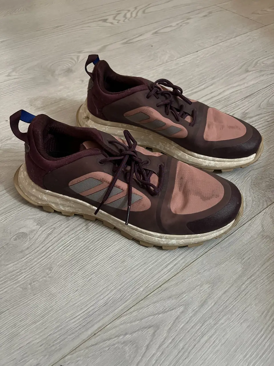 Zapatillas Adidas para hombre, color borgoña y rosa, con detalles en gris. Ideales para running y uso diario. Talle 8.5 US.