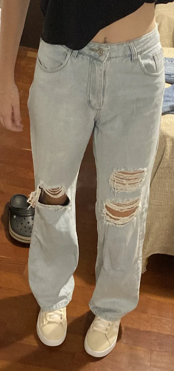 Jean tiro alto, corte recto y desgarrado. Un clásico reinventado para un look canchero y moderno. Ideal para combinar con tops o remeras básicas.