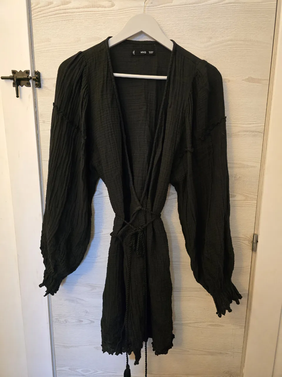 Vestido negro 100% algodón de manga larga. Ideal para cualquier ocasión. Tela liviana. Usado solo una vez para un civil. Dice XS pero sirve para un S también. 