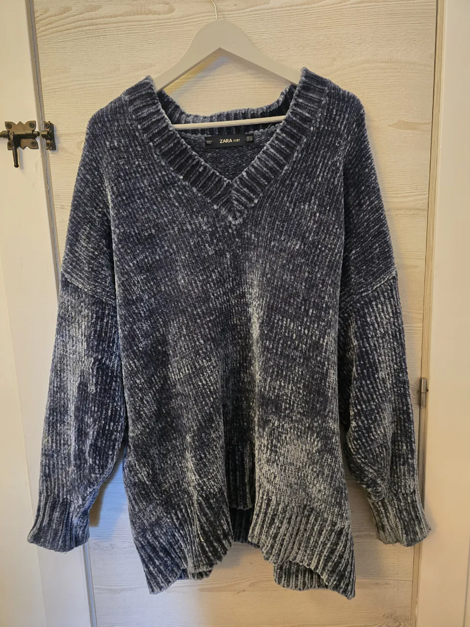 Sweater tejido con cuello en V y mangas largas. Un básico súper cómodo y canchero para el día a día. Ideal para combinar con jeans o pantalones de vestir. 