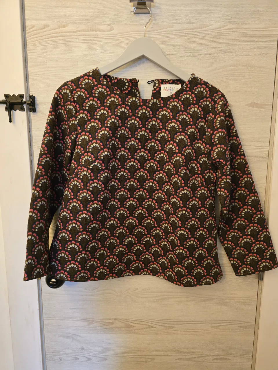 Blusa manga 3/4 con estampa de flores estilo "abanico" en tonos marrones, rosas y blancos. Dice S pero es grande, va también para un M.