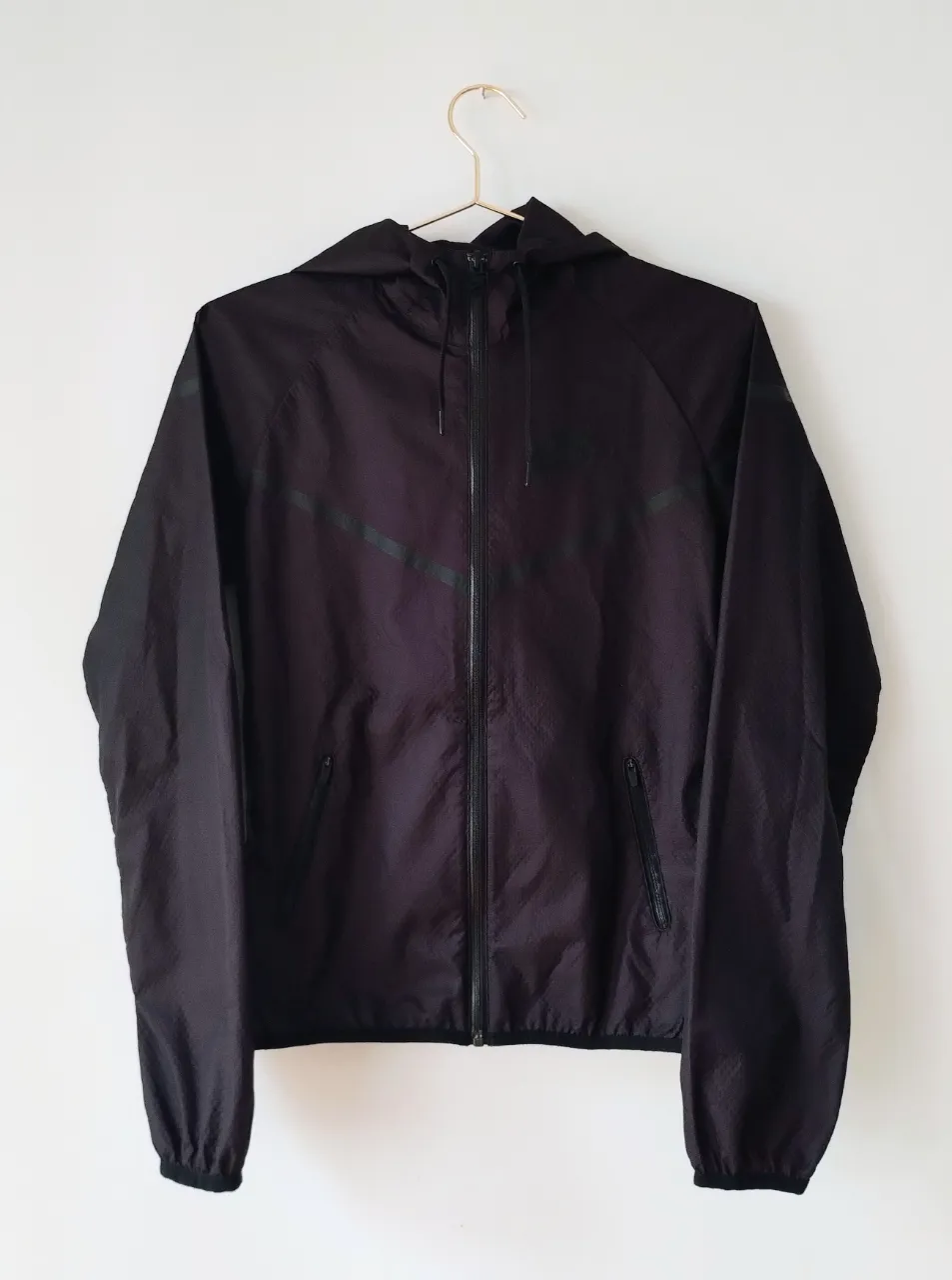 Campera Nike windrunner black/violet  con capucha y cierre. Los puños y la cintura son elastizados. talle xs. Mide 56 cm de largo y 45 cm de ancho (de axila a axila) 