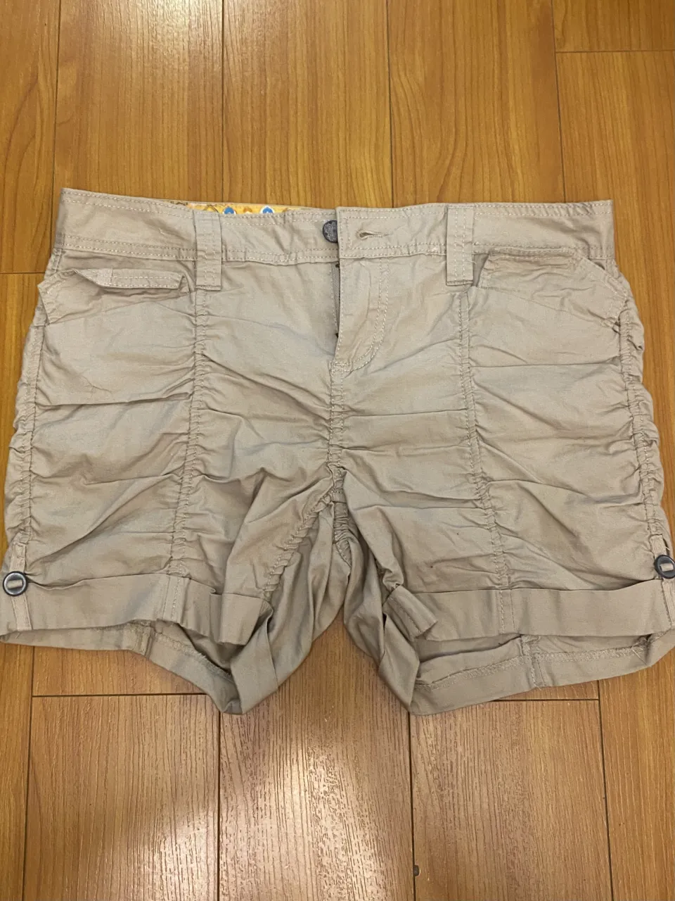 Shorts de gabardina color tiza con detalles de frunces y botones en los ruedos. Ideales para un look casual y cómodo.
Pidan medidas! talle aproximado 