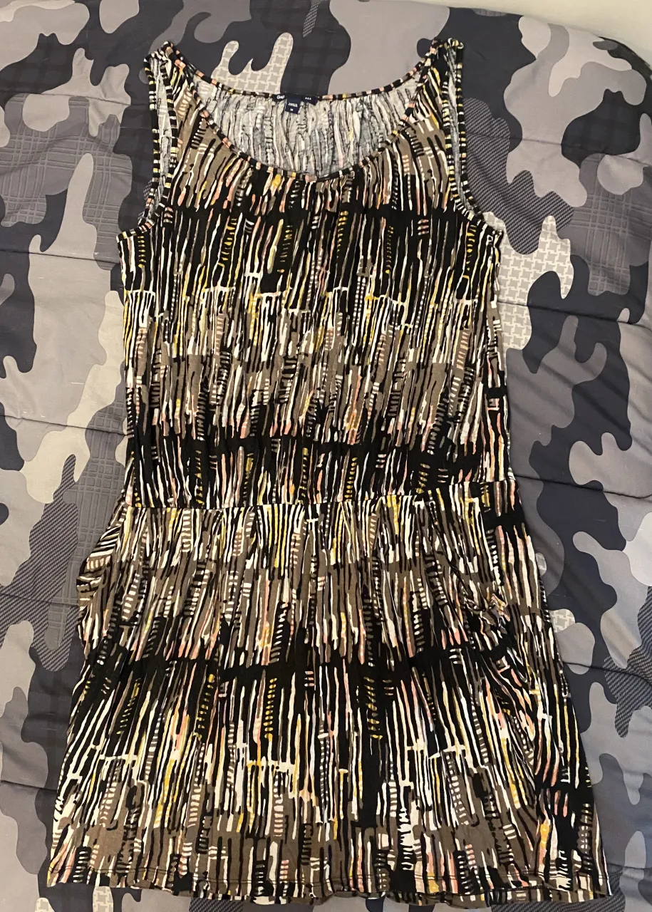 Vestido estampado con cuello redondo y sin mangas. Posee elástico en la cintura. Tiene bolsillos a los costados 