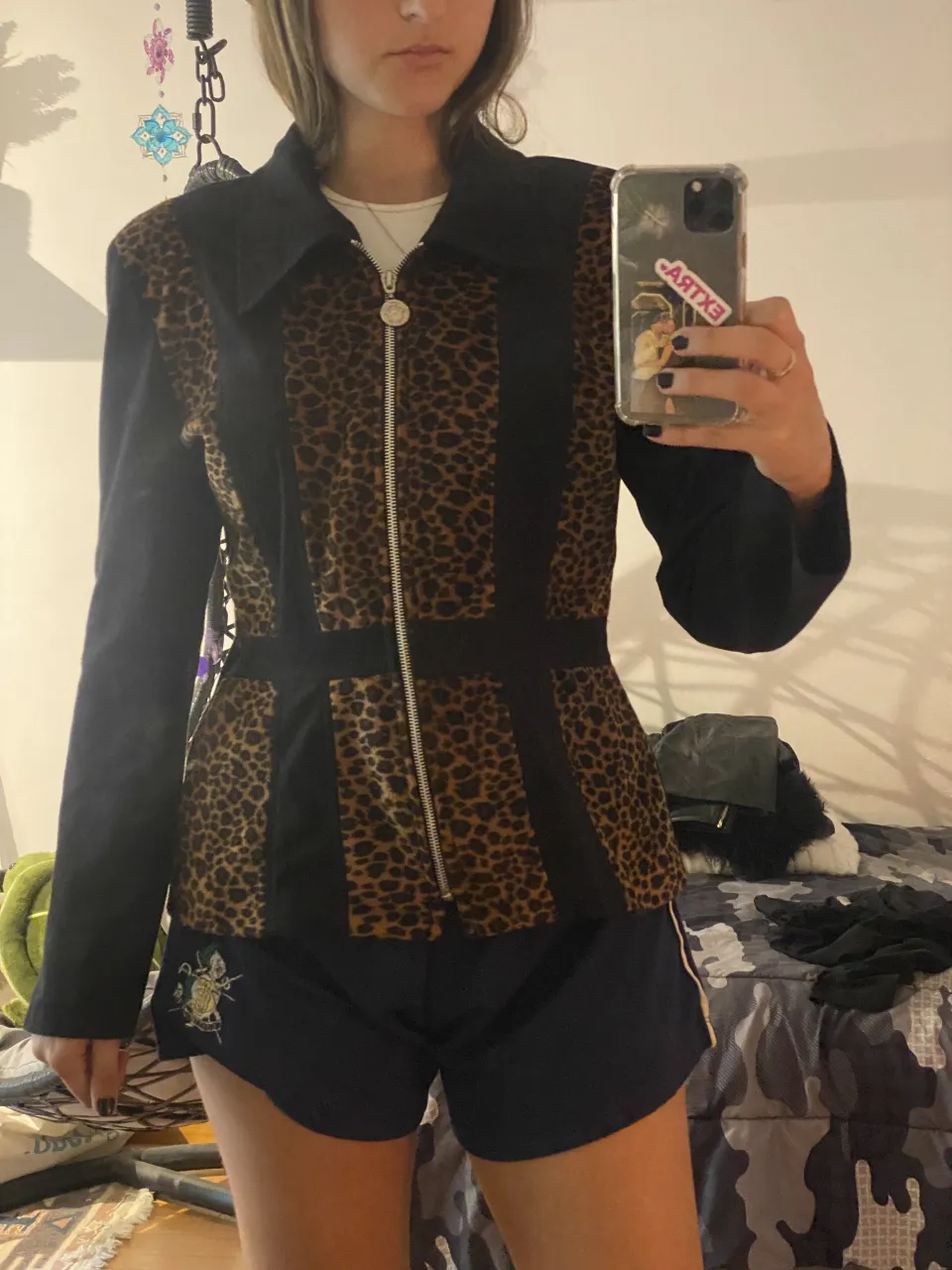 Campera de jean con estampa de leopardo y detalles en negro. Posee cierre al frente y cuello camisero. Ideal para un look canchero y audaz.
no se si es original o no