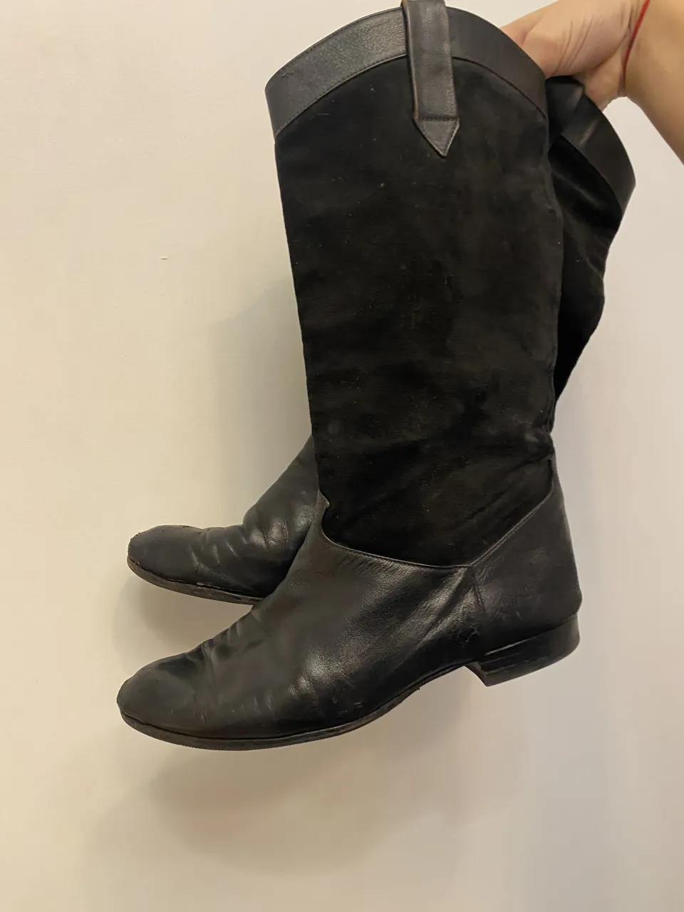 Botas de cuero negras, caña alta, con detalles en gamuza. Un clásico que no puede faltar en tu guardarropa, perfectas para combinar con todo.
Talle aproximado. consultar medidas