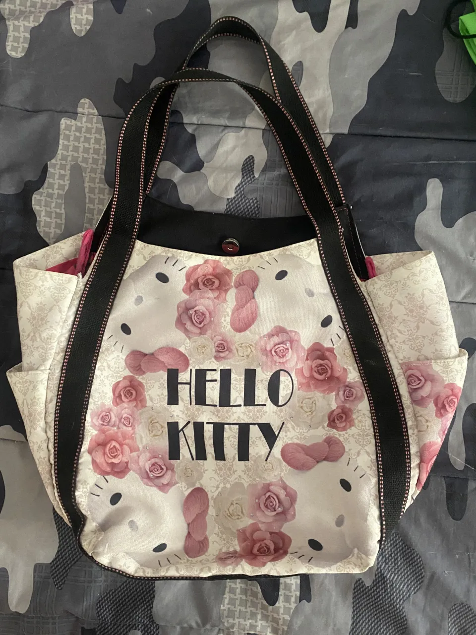 Bolso de Hello Kitty, ideal para el día a día o para llevar tus esenciales. Diseño encantador con flores rosas y el icónico personaje. Amplio y práctico, con bolsillos interiores para organizar todo. ¡Un accesorio súper tierno y funcional!