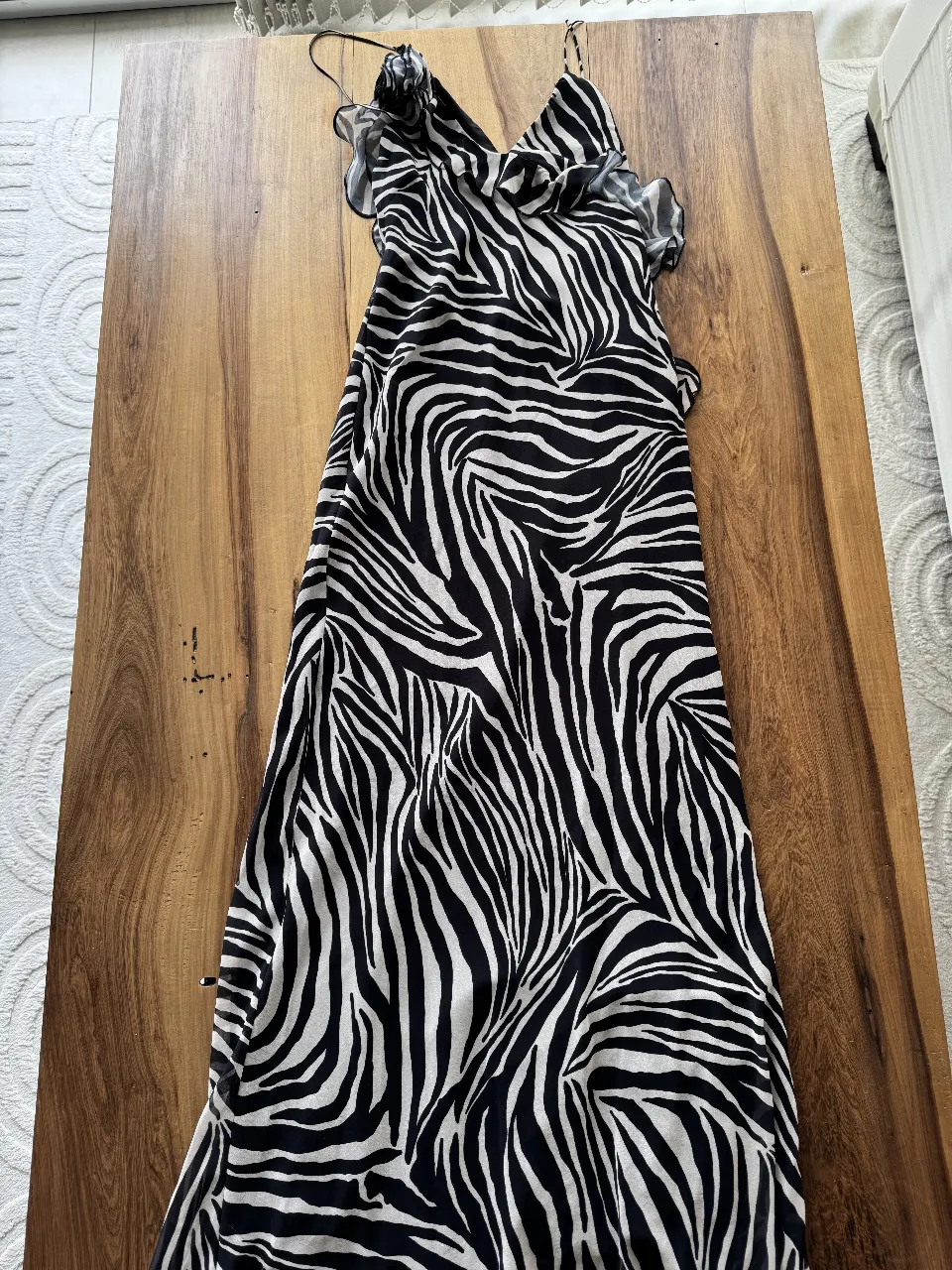 Vestido largo estampado cebra, con volados en los breteles. Ideal para un look canchero y moderno.