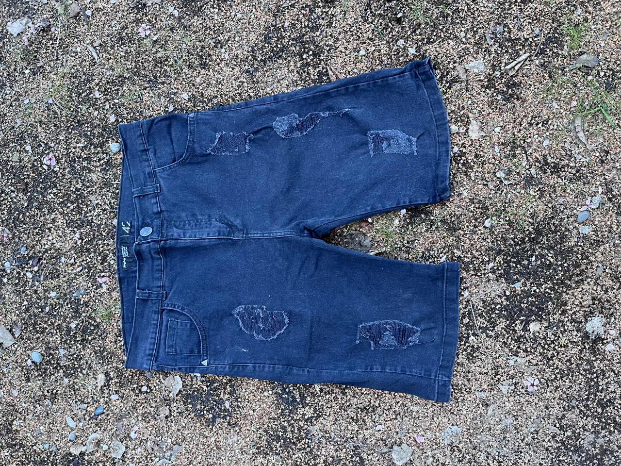 Shorts de jean tiro alto con roturas. Un básico para tu guardarropa, ideal para un look casual y canchero.