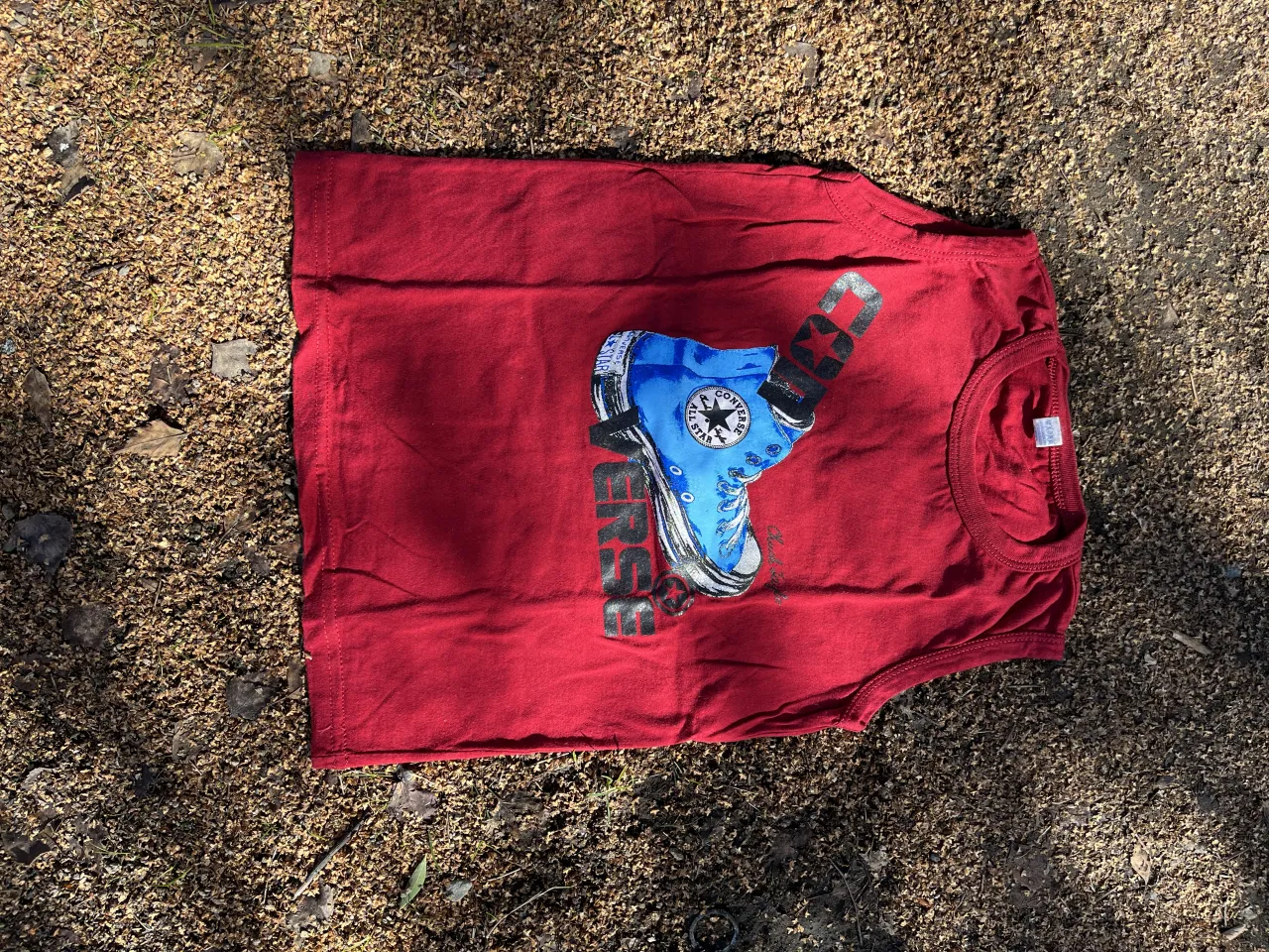 Musculosa roja con estampa de zapatilla Converse en la parte delantera. Ideal para un look casual y urbano. Talle 10