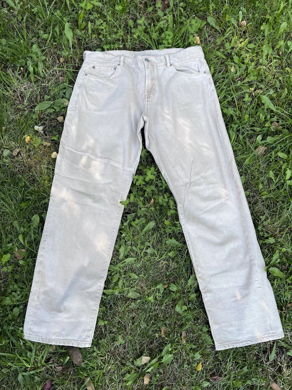 Jeans color crudo, tiro alto, corte recto. Perfectos para un look casual y cómodo. Comprado en Chile