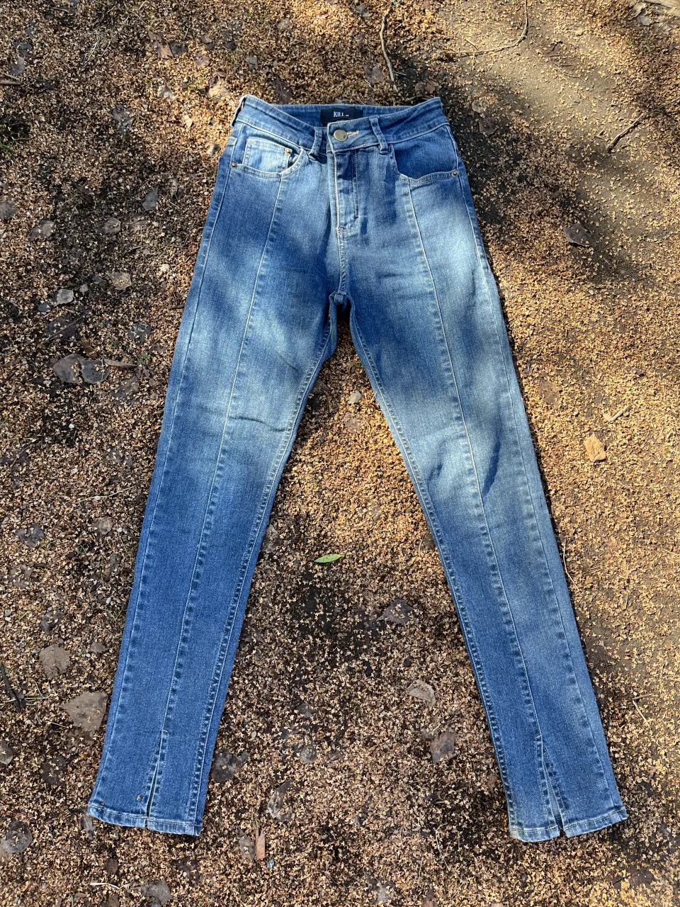 Jeans tiro alto con detalles de costura y tajos en los tobillos. Un básico moderno para tu día a día.