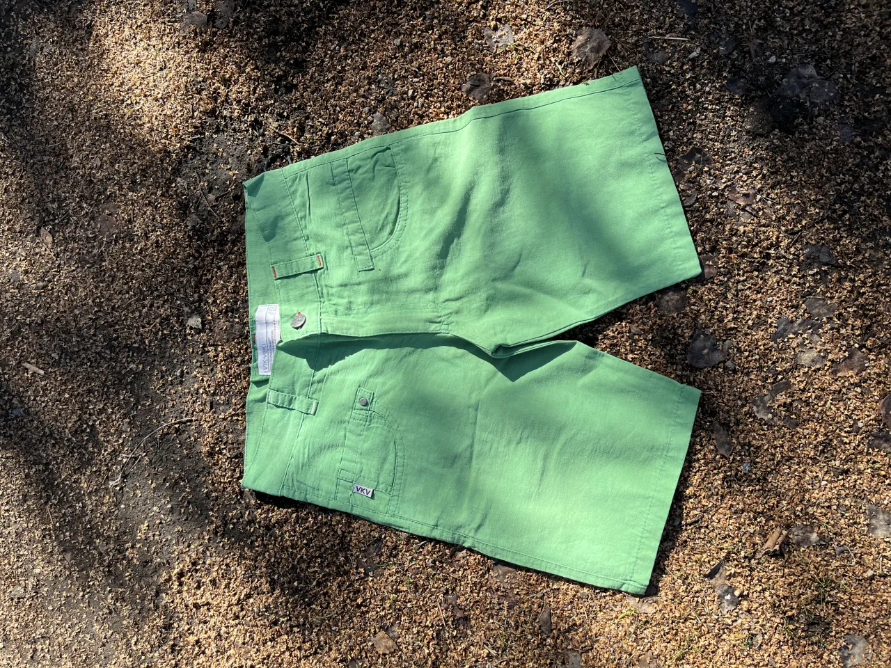 Shorts de gabardina color verde menta, ideales para un look casual y fresco. Tienen bolsillos funcionales y un corte moderno que los hace perfectos para el día a día. Talle 12, 100% poliester