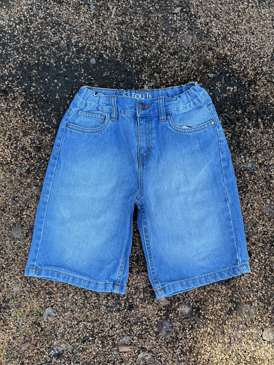 Shorts de jean tiro alto, ideales para el día a día. Con un lavado clásico y detalles que le dan un toque moderno. Perfectos para combinar con remeras. Talle 10