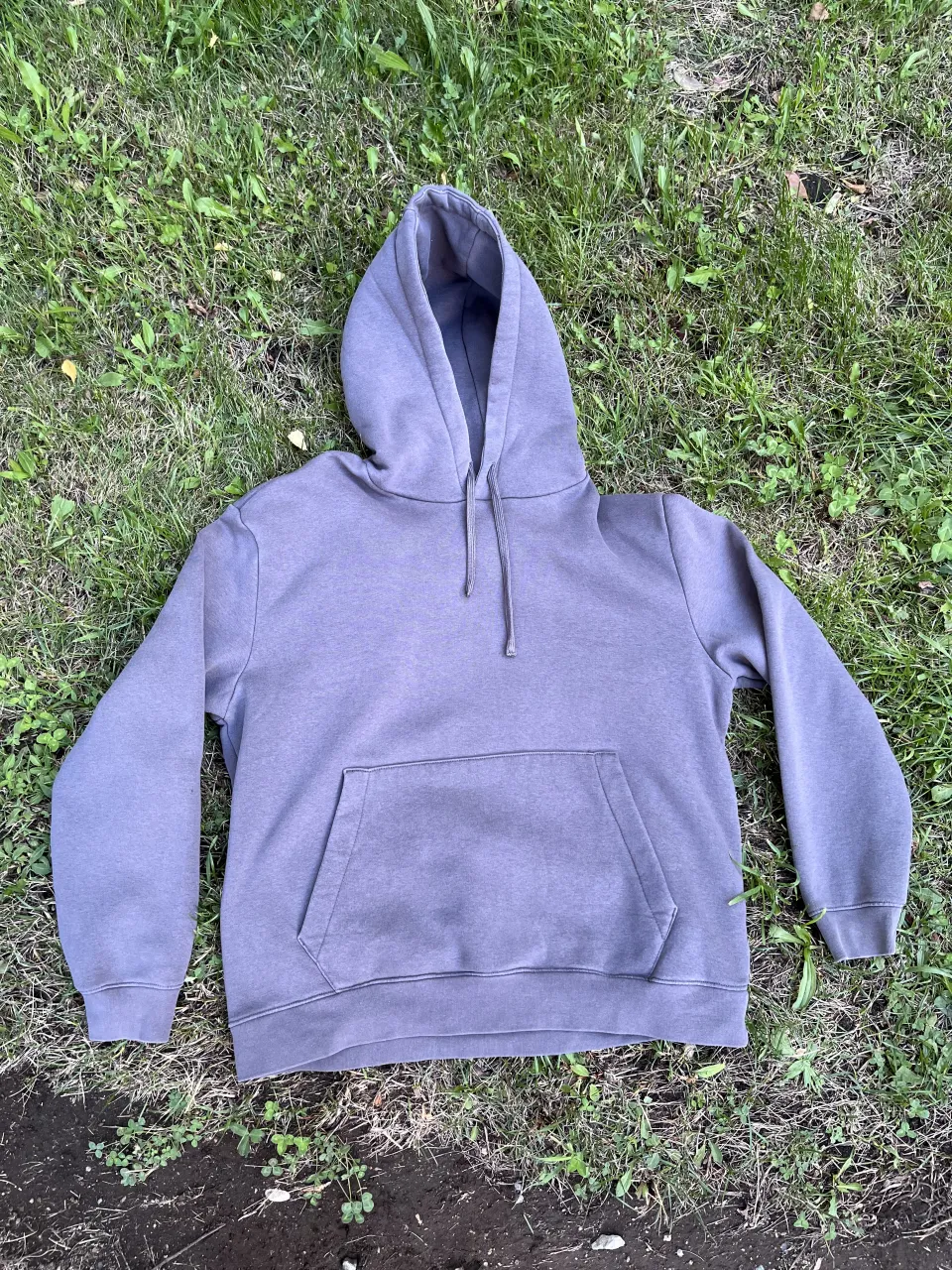 Buzo canguro gris con capucha y cordones. Posee bolsillo frontal tipo canguro. Ideal para un look casual y cómodo. Comprado en chile, talle XL (Seria como un L)