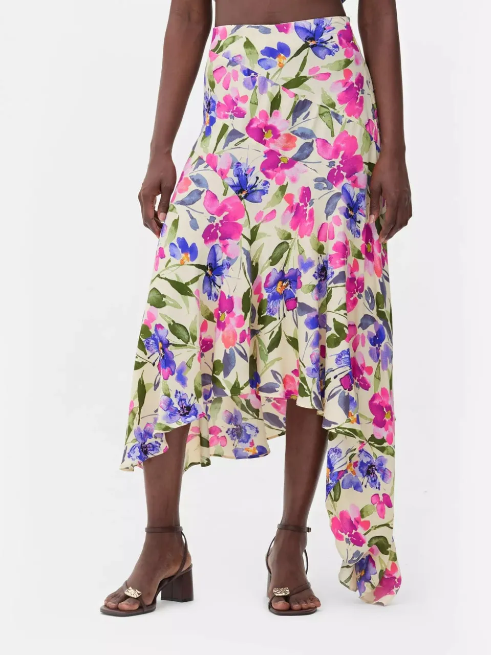 Pollera larga con estampado floral multicolor. Diseño asimétrico con volados.