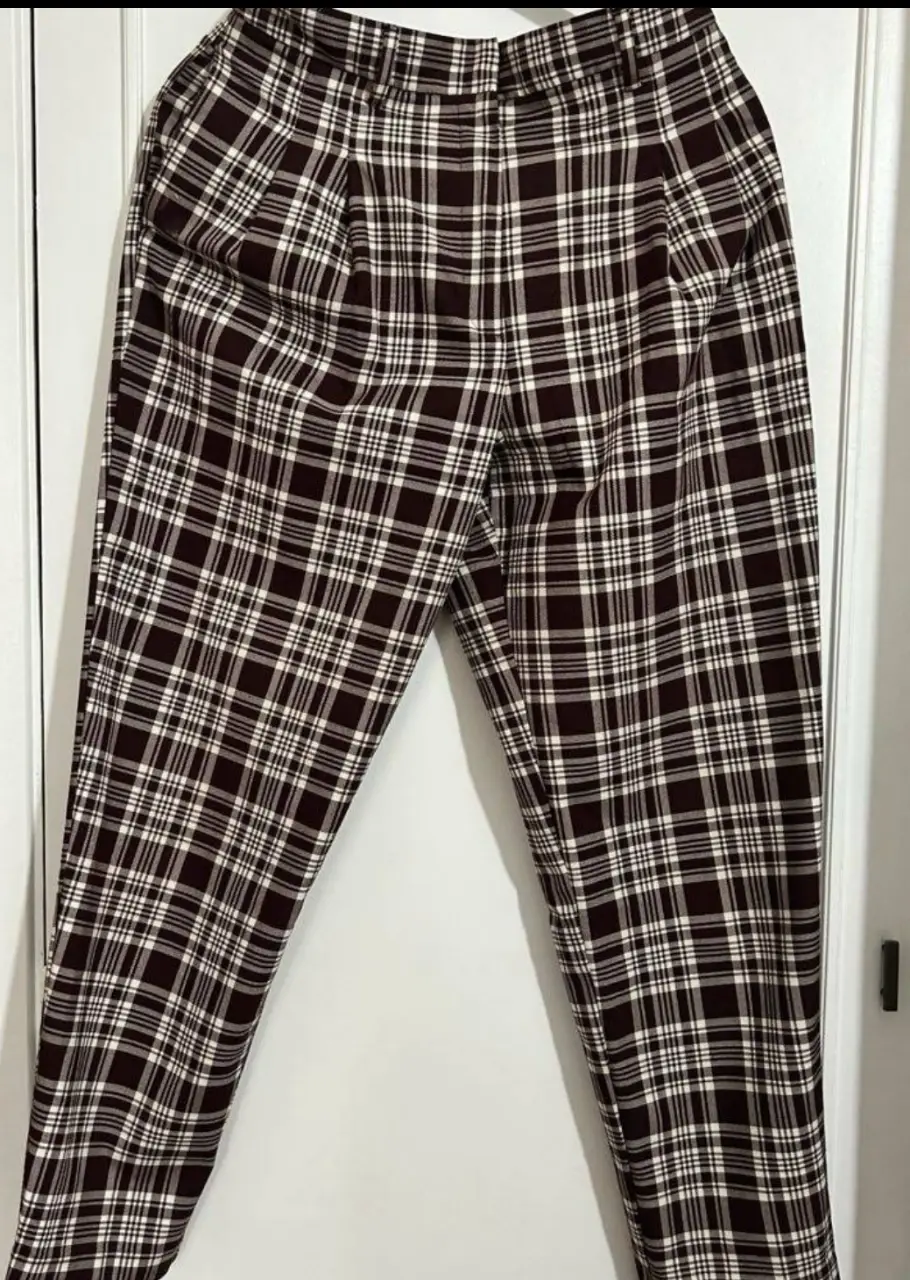 Pantalón sastrero a cuadros en tonos marrones y blancos. Corte recto, ideal para un look casual o semi formal.