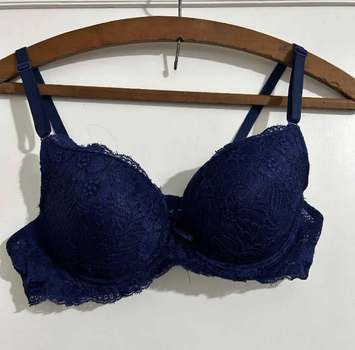 Conjunto de lencería de encaje azul marino, ideal para ocasiones especiales. Diseño elegante y romántico.