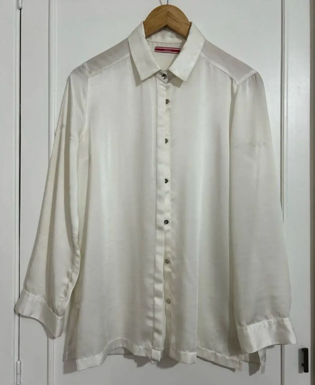 Blusa de seda blanca, elegante y versátil. Ideal para un look sofisticado y atemporal.
