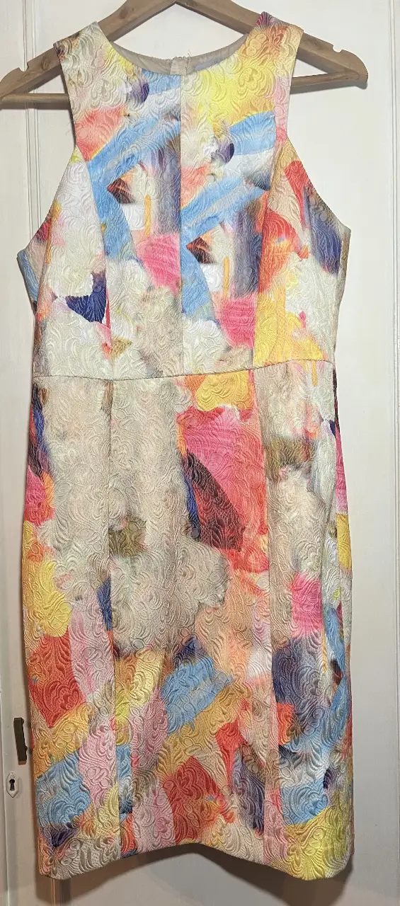 Vestido midi con estampado abstracto en tonos vibrantes. Ideal para eventos especiales o salidas. Diseño elegante y moderno.