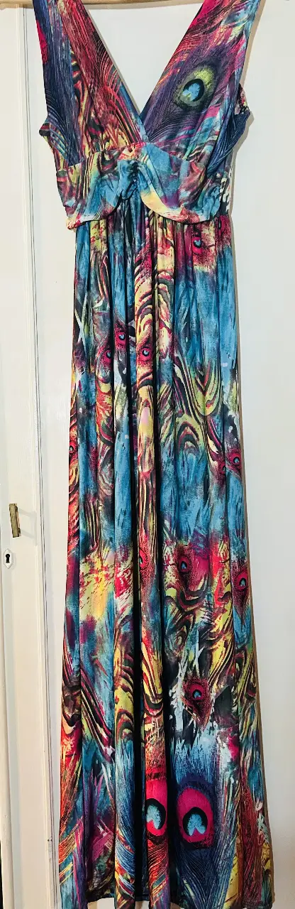 Vestido largo de mujer con estampado de plumas de pavo real. Ideal para eventos especiales o salidas de verano. Diseño elegante y bohemio.