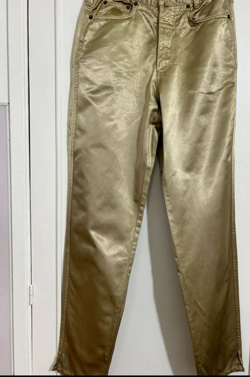 Pantalón sastrero dorado con un brillo satinado. Ideal para un look elegante y sofisticado.