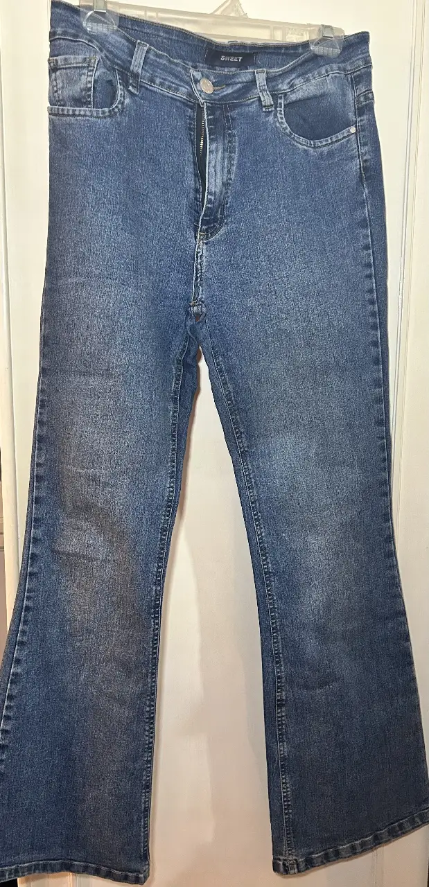 Jeans de mujer, corte recto, tiro medio, color azul. Ideal para un look casual y cómodo.