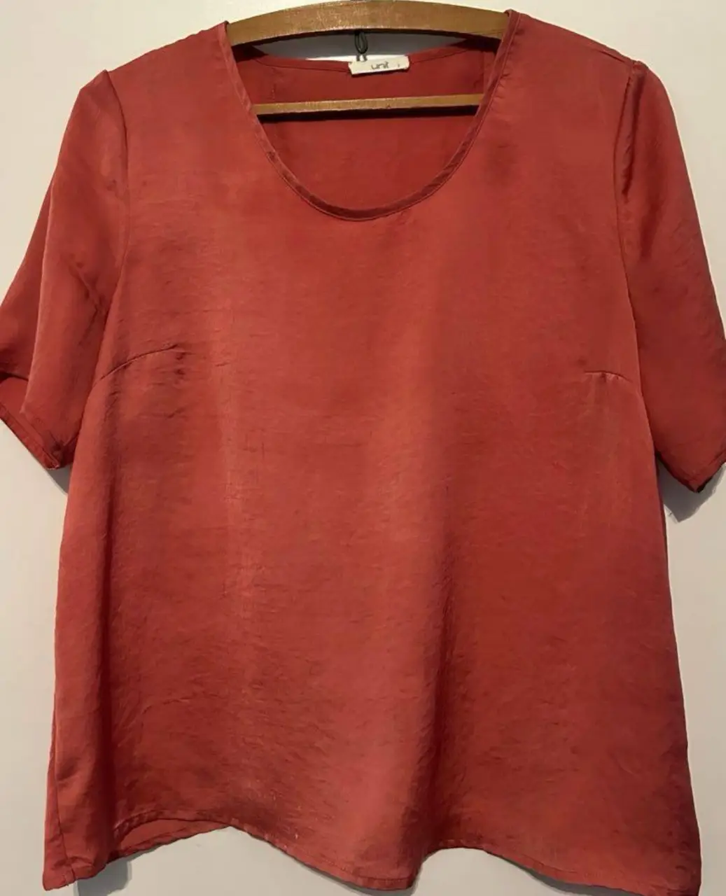 Blusa de manga corta en color rojo. Confeccionada en un tejido suave y brillante, ideal para un look elegante y cómodo. Perfecta para combinar con pantalones o faldas.