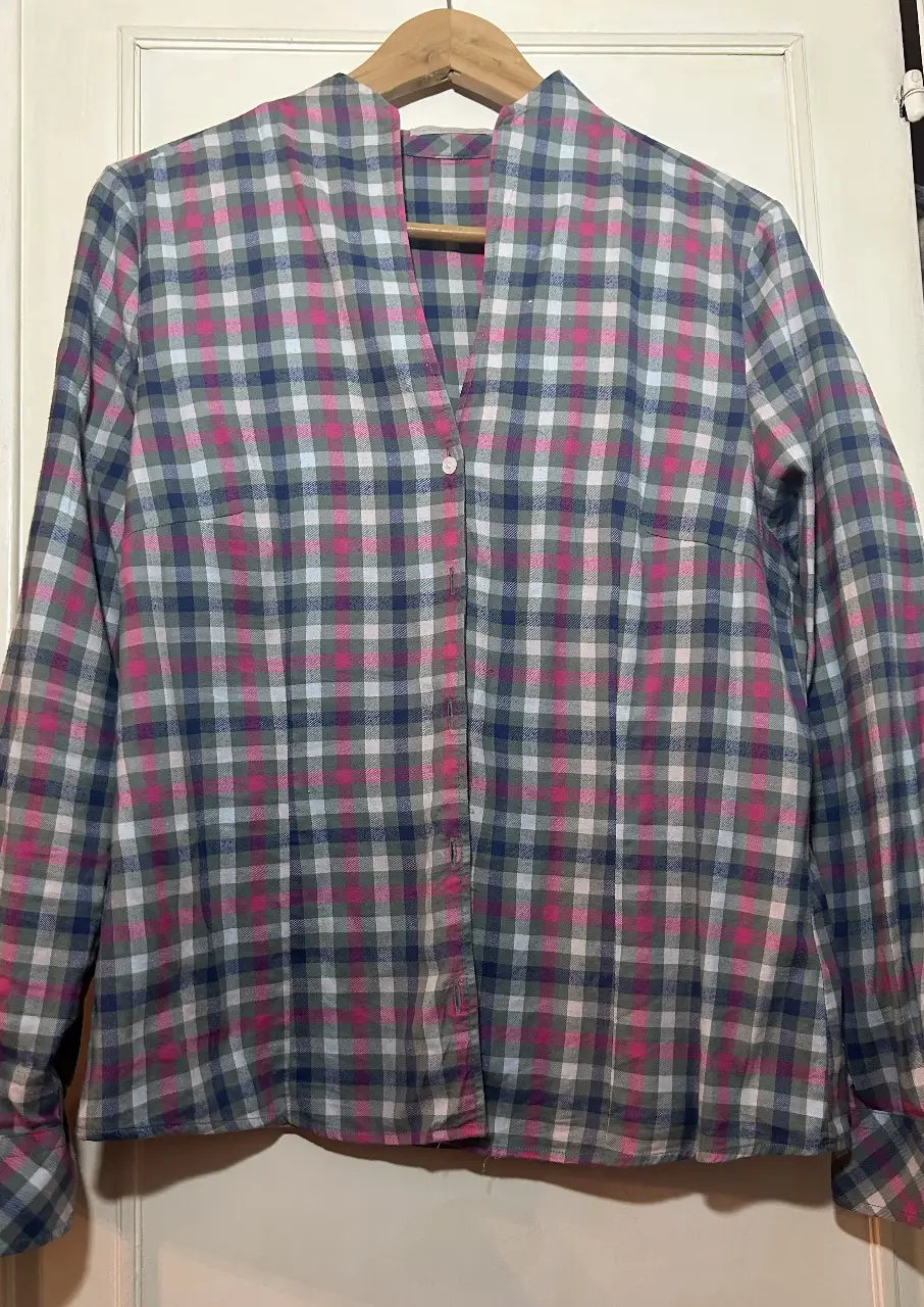 Camisa a cuadros en tonos grises y rosas, ideal para un look casual y versátil. Confeccionada en un tejido suave y cómodo, esta camisa es perfecta para el día a día.