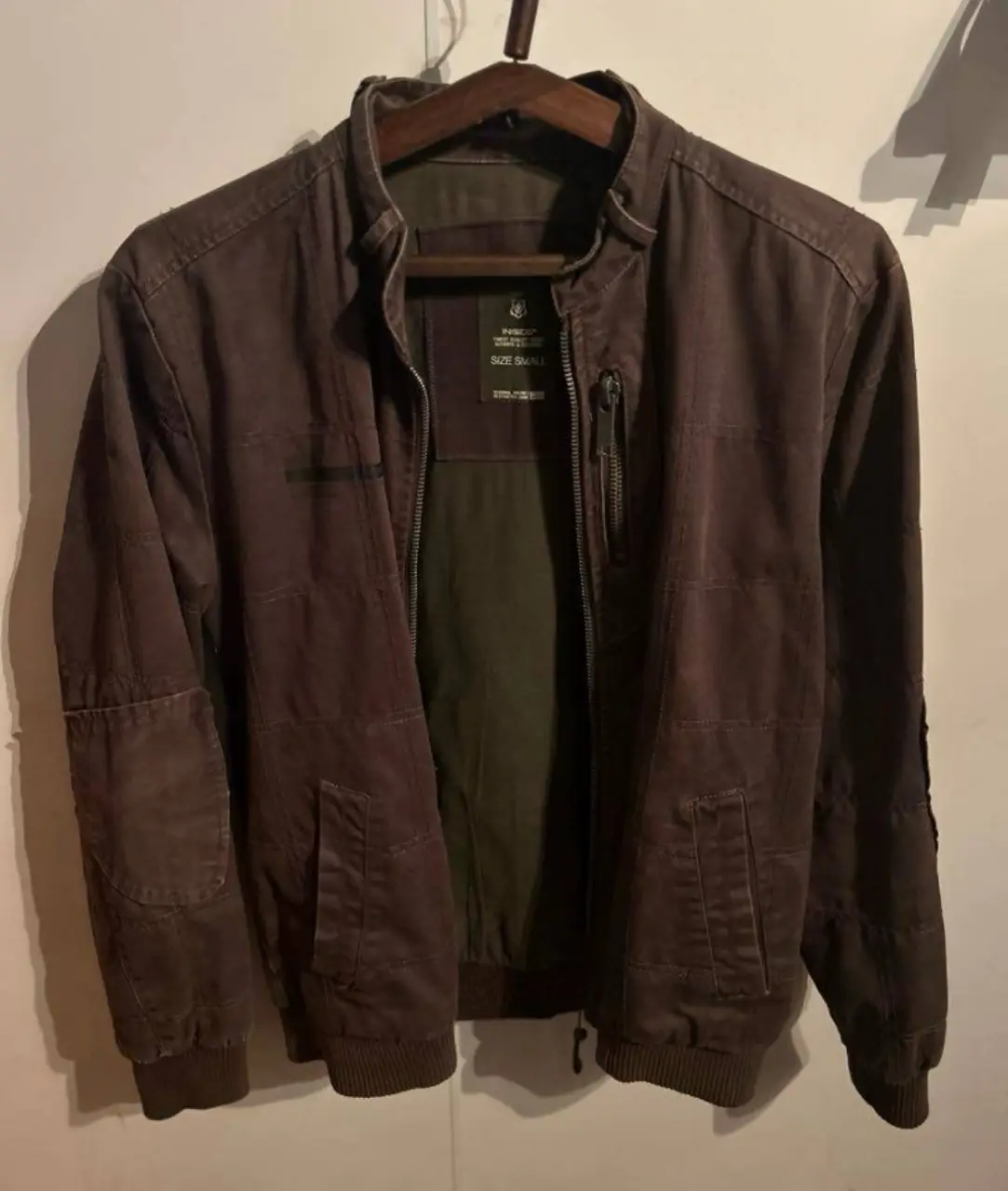 Campera bomber marrón con cierre y bolsillos. Ideal para un look casual y canchero.