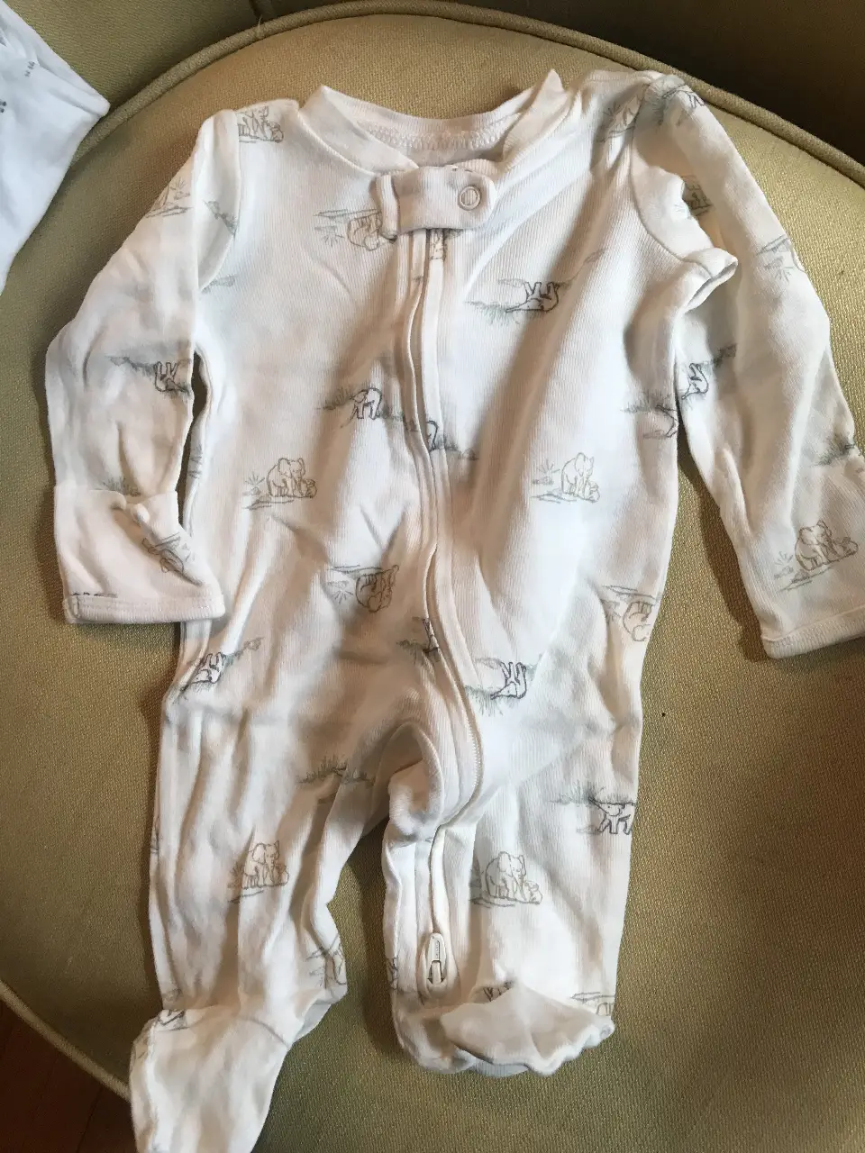Enterito de bebé con estampado de elefantes. Tiene cierre frontal y pie.