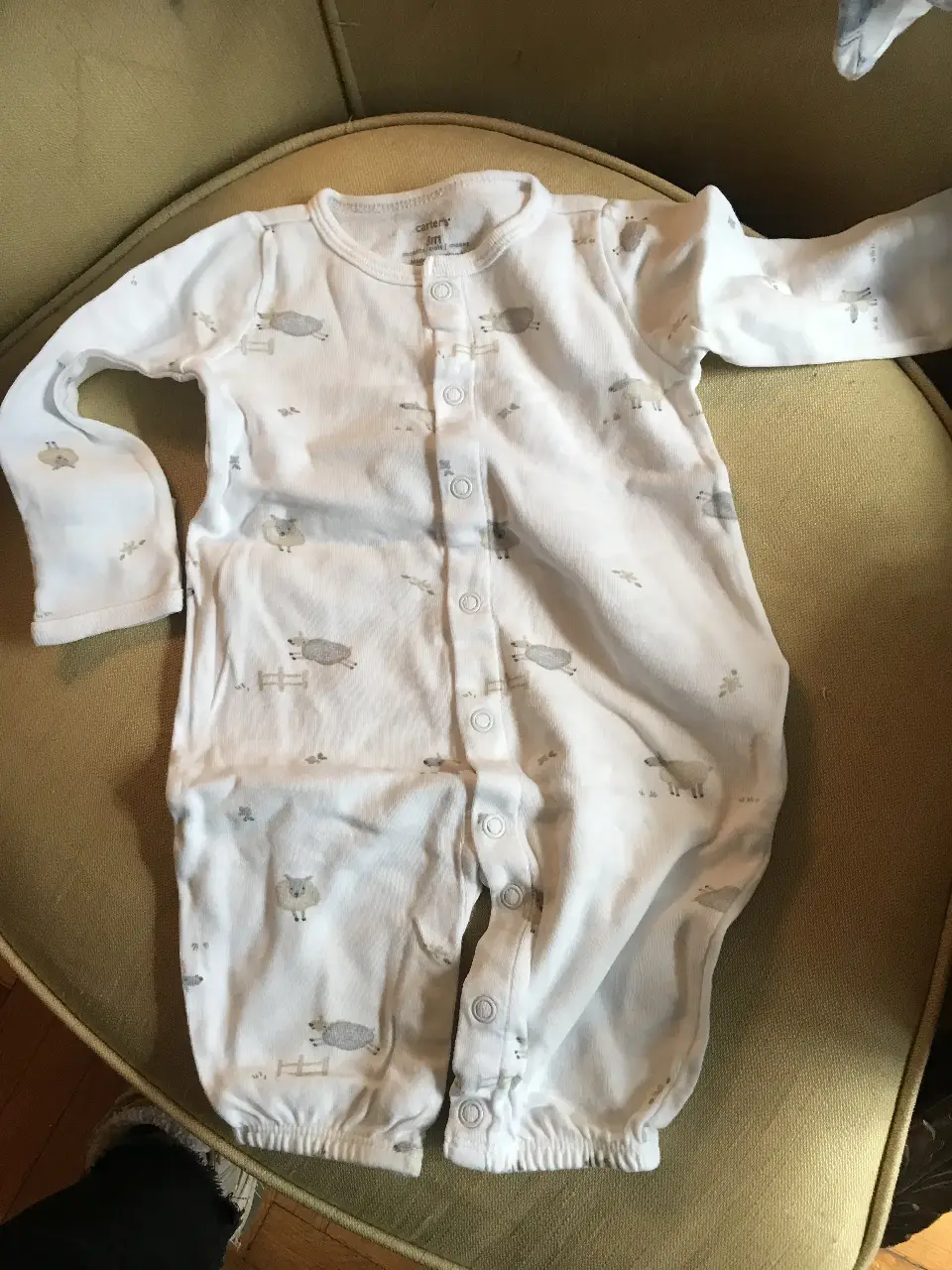 Body de bebé blanco con estampado de ovejitas grises. Cierre con broches al frente y en la entrepierna para facilitar el cambio de pañales. Ideal para recién nacidos.