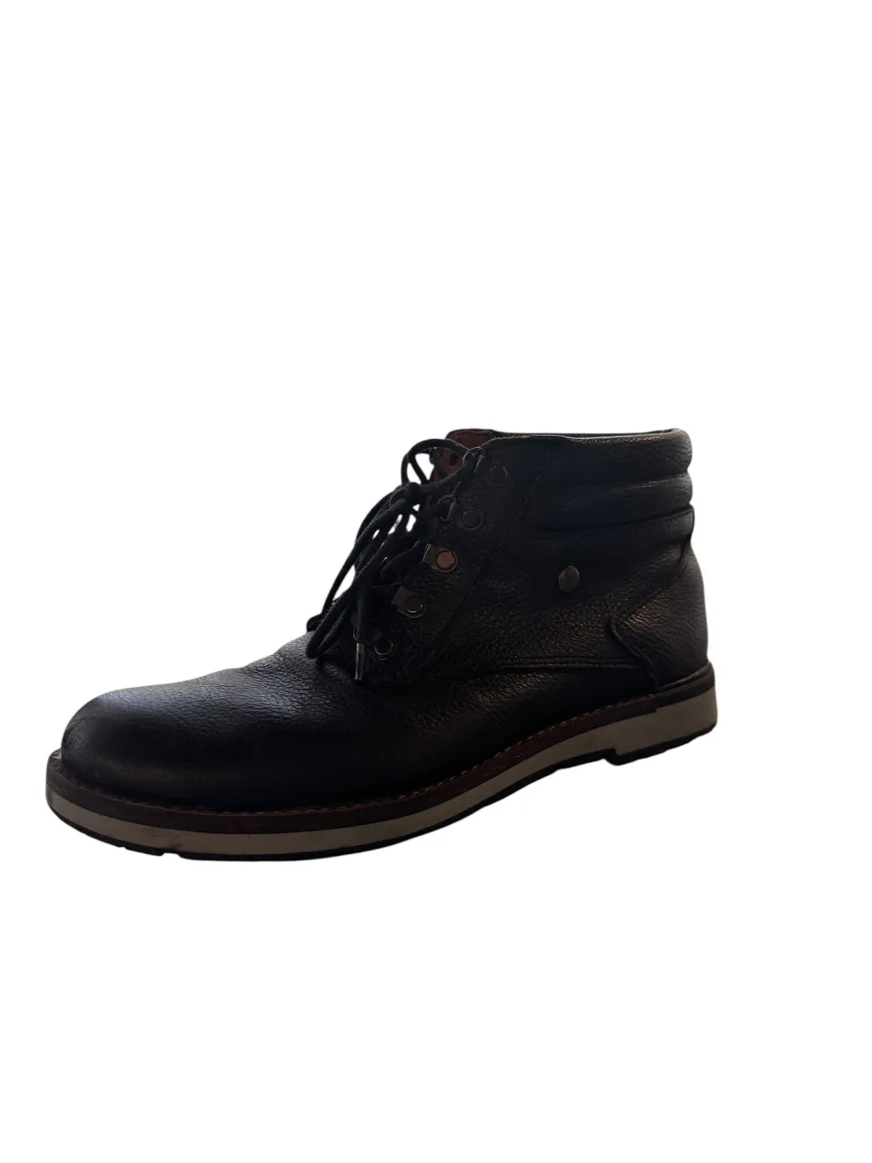 Borcegos de cuero negro para hombre, ideales para un look casual y urbano. Diseño clásico con cordones y suela resistente.