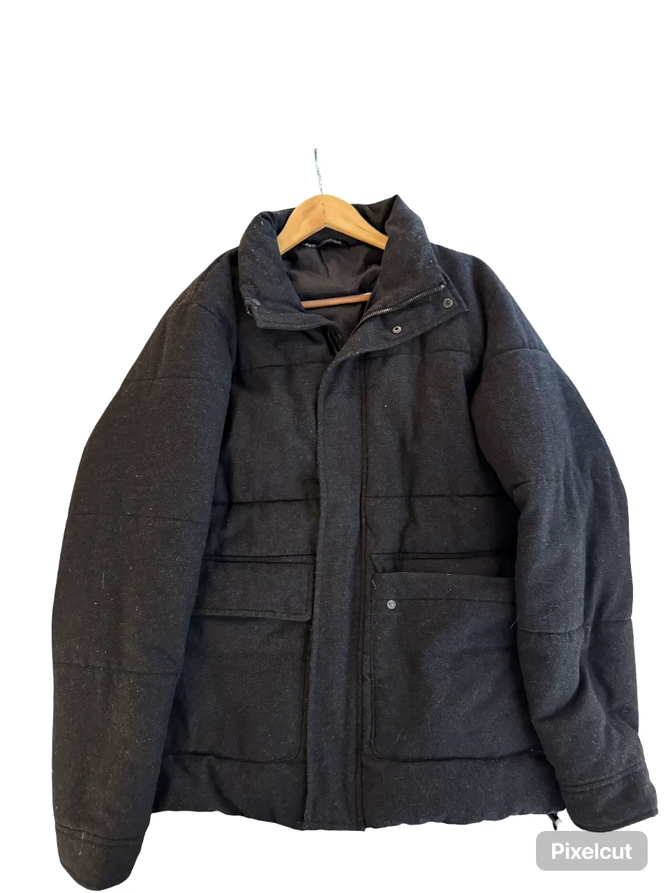 Campera de hombre, color negra oscuro, con cuello alto y cierre frontal. Posee dos bolsillos delanteros y un diseño acolchado. Ideal para el invierno.