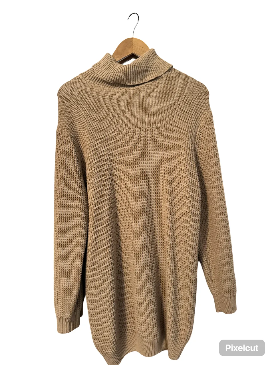 Polera de cuello alto en color Beige/camel, tejido grueso y abrigado. Ideal para un look casual y cómodo en invierno.