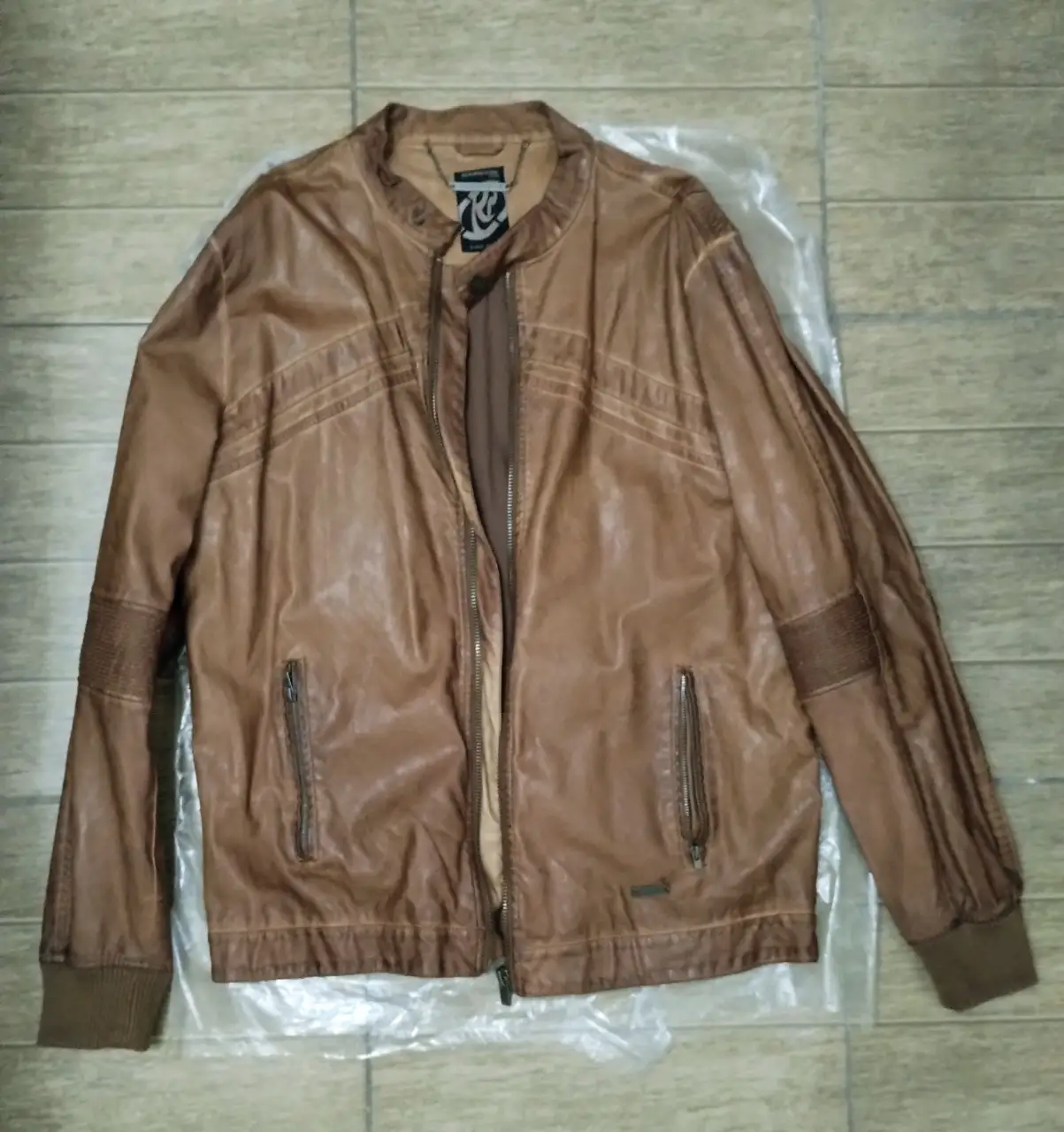 Campera de cuero marrón con detalles de diseño biker. Posee cierre y bolsillos con cierre. Ideal para un look casual y canchero.