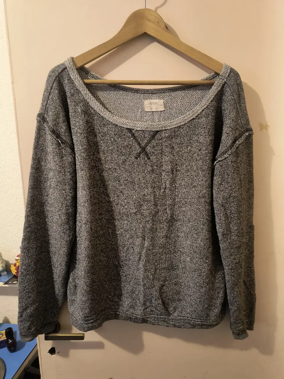 Buzo de cuello redondo gris, de la marca Aerie. Ideal para un look casual y cómodo.
